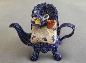 ROYAL DOULTON Cardew Design/Blue Willow Garden Chair Teapot 8"x6"x5"-1998-#4/99
